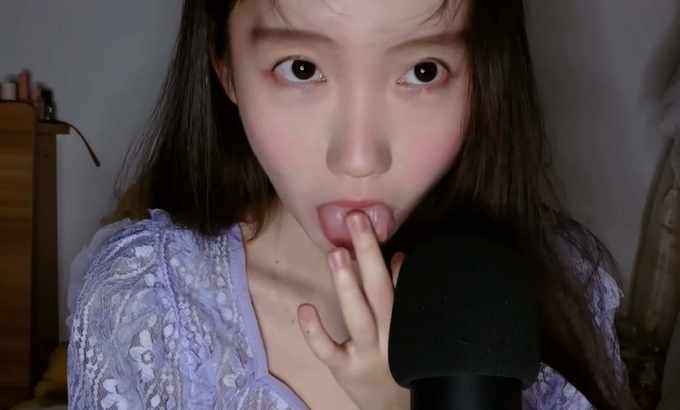 yidan 的窝窝 舔手指摸眼睛ASMR舔耳福利
