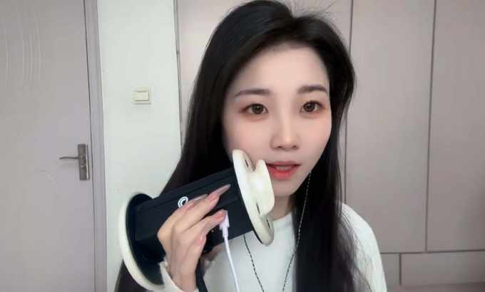 白桃子 ASMR 舔耳朵 舔和吃 舔耳朵 舔耳口腔音喘息弹舌