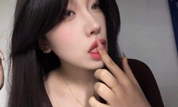 璐璐哄睡屋 ASMR 口腔音 璐璐助眠舔手指轻语