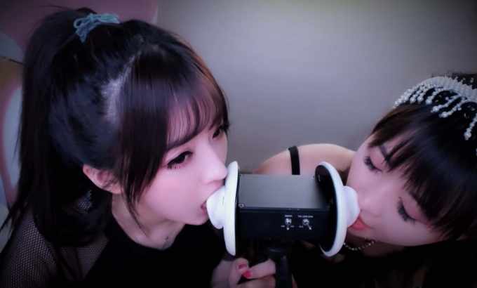 Luna77【小女巫露娜🌛ASMR】无人声 双人 舔耳 口腔音