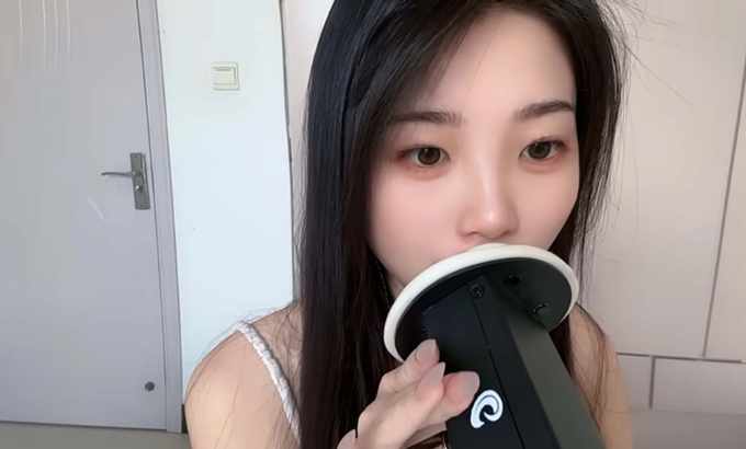 白桃子 ASMR 舔耳朵 舔和吃 舔耳朵 舔耳口腔音喘息弹舌