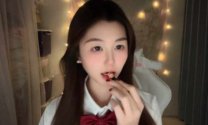 圆子助眠 ASMR 口红涂抹口水画  脚脚、蕾丝手套  ASMR 口红涂抹口水画脚，蕾丝手套#asmr