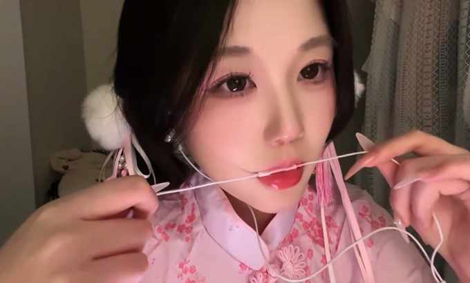 圆子助眠 ASMR 颜料涂抹口水画 油漆涂抹唾液绘画