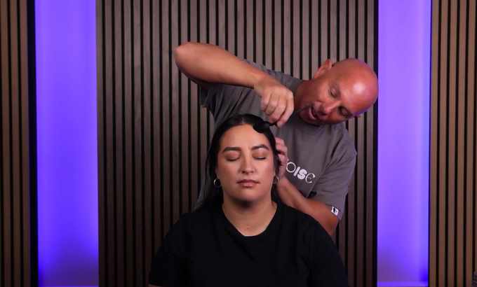 Massage 满足粉丝的ASMR请求——脸部刷拭、轻声细语和蠕动声