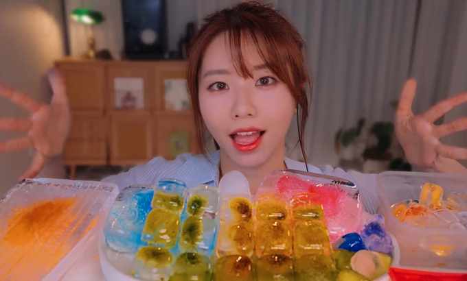 Suna ❄️嘎吱嘎吱吃冰 ASMR 吃冰 🧊 嘎吱嘎吱吃冰