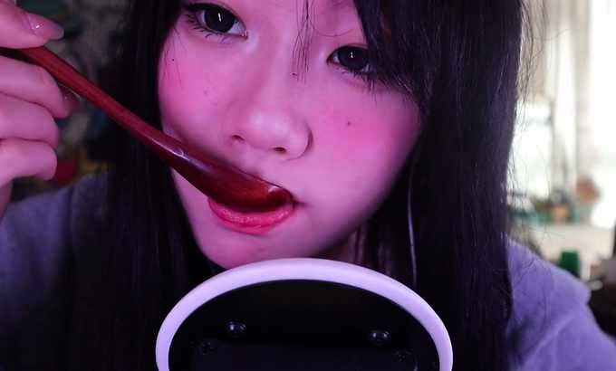 kk快睡觉 ASMR 用木勺吃你