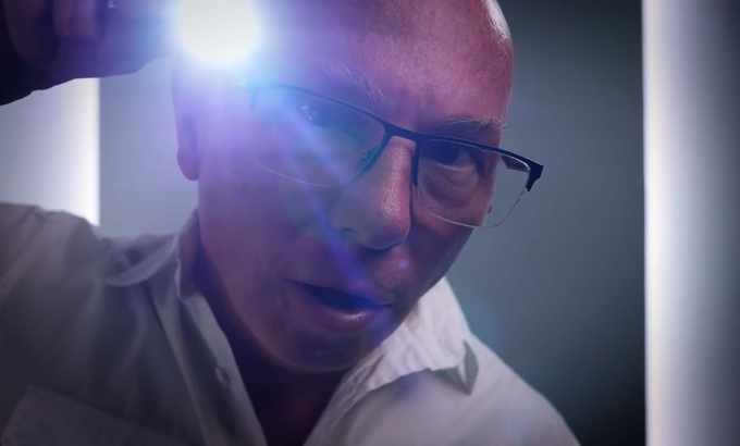 Massage ASMR角色扮演：德米特里医生进行体检和眼科检查