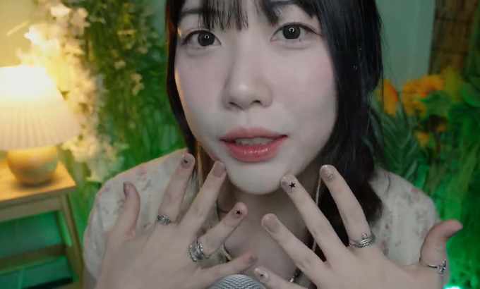 DOOBOO ASMR 嘿，朋友，我来帮你化度假妆吧！（口红妆容角色扮演）