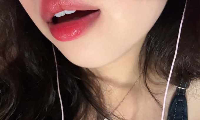 椰椰拿铁 ASMR 红唇👄少女 超近距离 舔屏