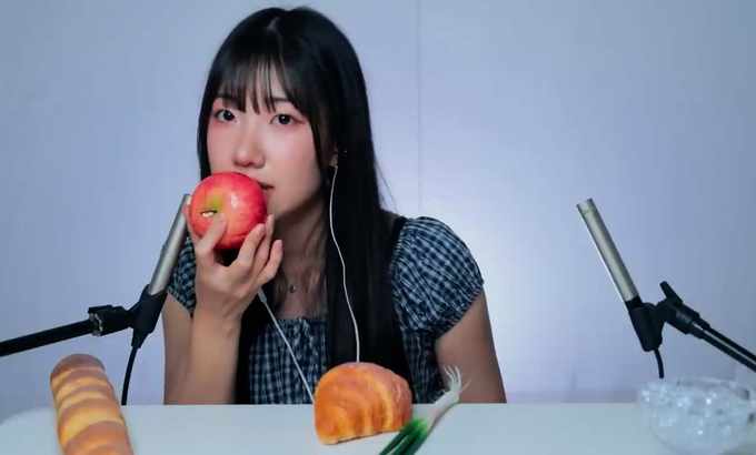 lucy 루시 잇힝_eating 我不认为ASMR是人造食物。