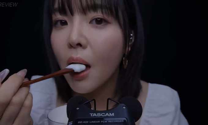 Rose ASMR 奶油般丝滑梦幻的体验……🍯 用蜂蜜勺吃酸奶