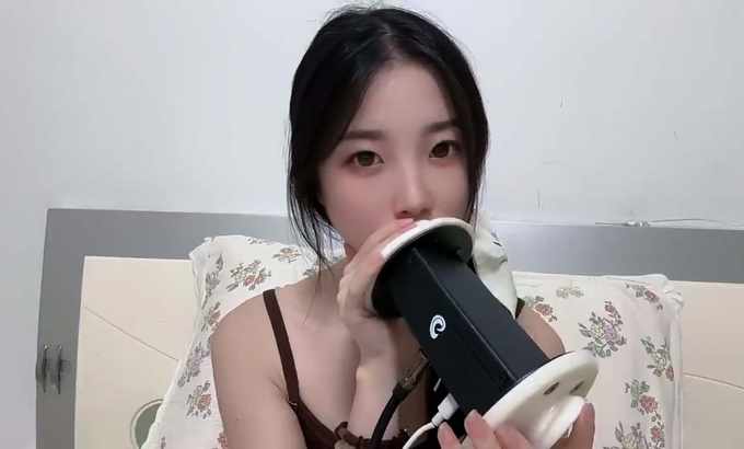 白桃子 ASMR 舔耳朵 舔舐和吃耳朵 舔耳朵 舔耳口腔音喘息弹舌