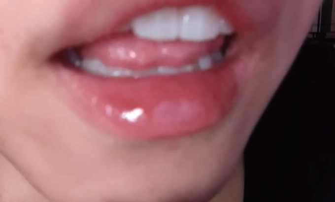 白喵助眠 ASMR 近距离舔屏