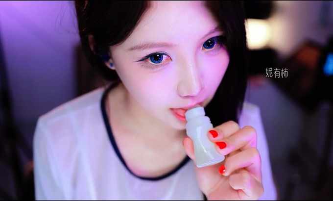 妮有柿 ASMR 舔舔口油