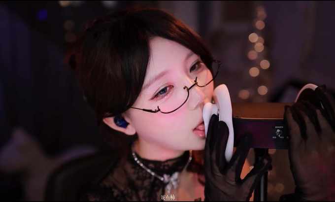 妮有柿 ASMR 黑色蕾丝手套摩擦耳朵