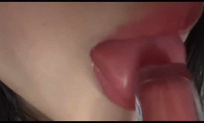 觉觉不困 ASMR 舔口红