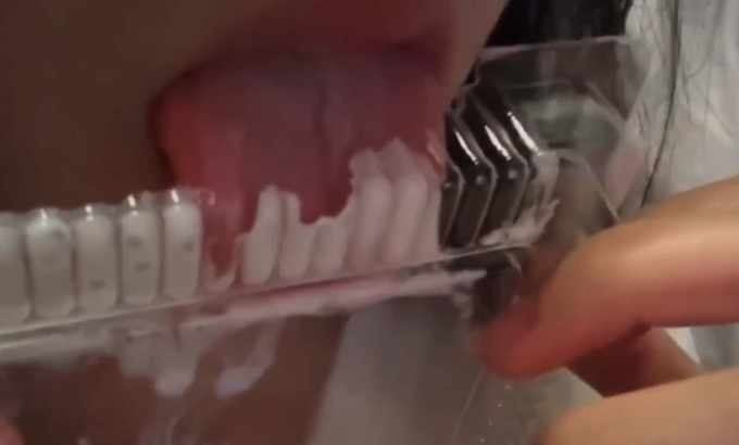 觉觉不困 ASMR 舔酸奶--
