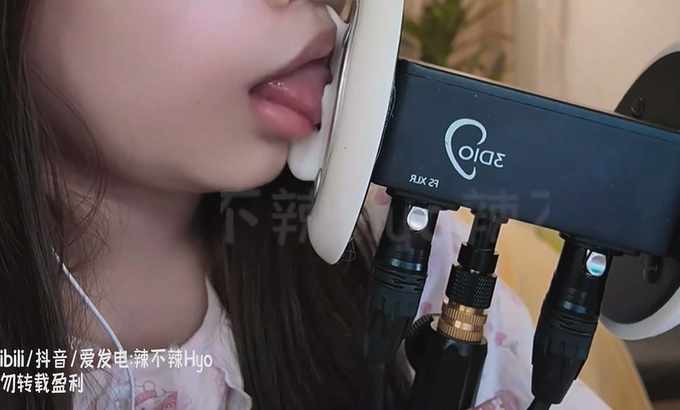 辣不辣Hyo ASMR 近距离天鹅x2+哈气吹气口腔音