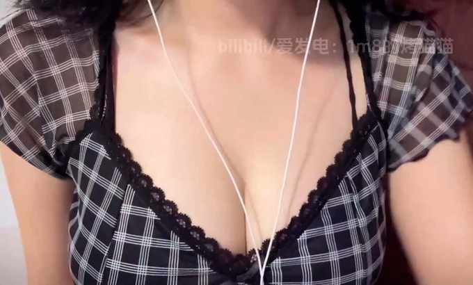 1m8的烤猫猫 ASMR 格纹网纱t 身体乳