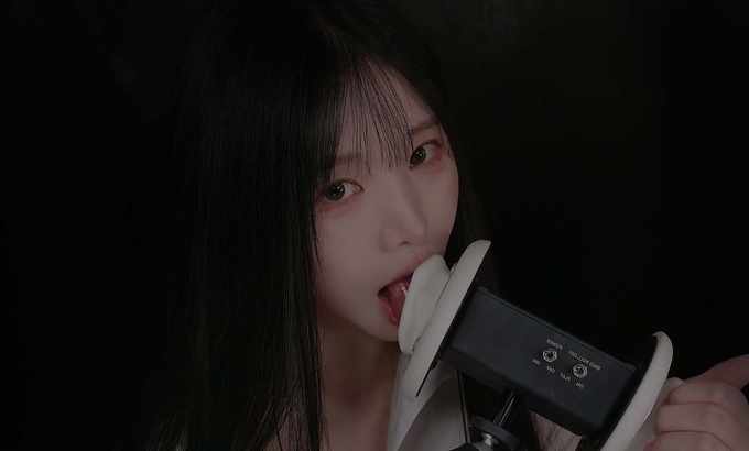 Yoon ying #ASMR #Yoonying 雨天通勤回家，你的专属女友（舔耳朵、呼吸、亲吻）