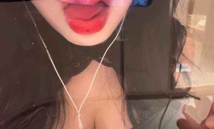 1m8的烤猫猫 ASMR 抓挠黑色蕾丝上衣➕👅麦➕亚克力板