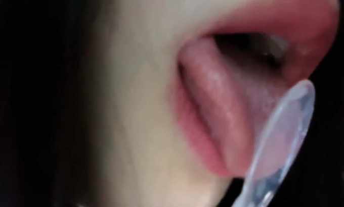 Nana困薯 ASMR 酸奶舔塑料勺