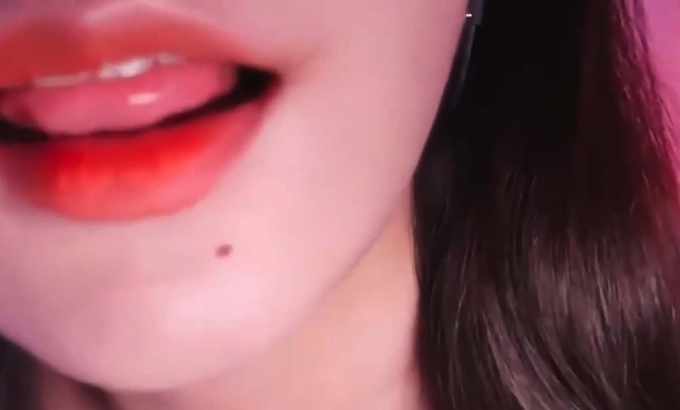 EUNSONGS  ASMR 妹子，轻语，舌头👅舔屏，亲吻音kiss