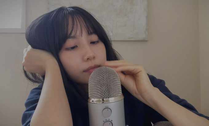 Hari ASMR｜耳语与手部动作（含轻柔歌声）