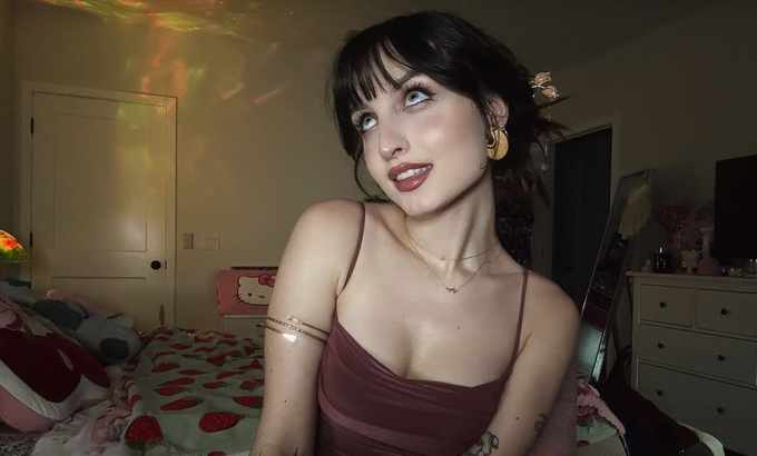 beebee ASMR | 湿润的口腔声音、修剪你、唾液绘画、毛茸茸的麦克风套刮擦声（说实话我也不知道……）