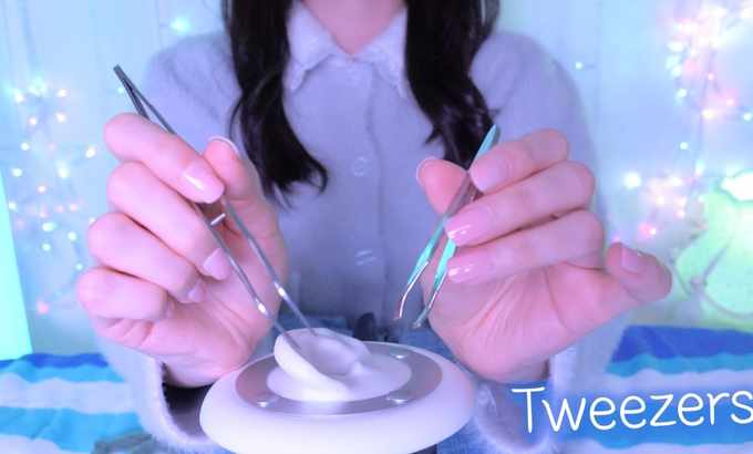 Boyoung 반보영 ASMR 喷水洗耳朵？💦 一家奇特的镊子洗耳店👂✨ | 镊子洗耳店（英文字幕）